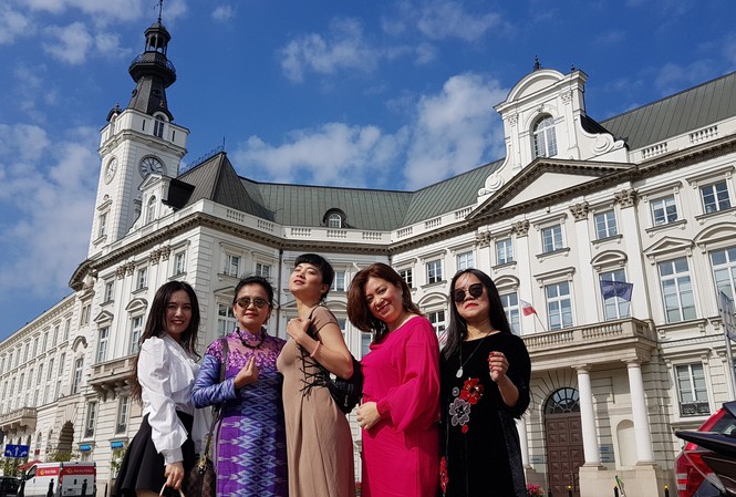 'Tôi yêu tiếng nước tôi' bắt đầu ở thủ đô Ba Lan Nhóm thí sinh từ Pháp, Hungary, Hà Lan, Thái Lan ở khu vực Dinh Tổng thống Ba Lan