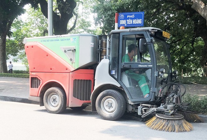 Xe hút rác không thể thay xe rửa đường Xe quét rác được nhập về thay thế xe rửa đường Hà Nội lâu nayẢnh: Trọng Đảng