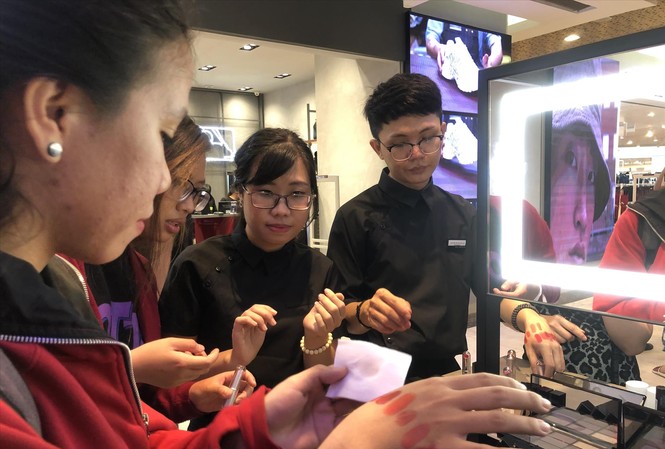 Dịp Black Friday, cẩn trọng bẫy giảm giá Giới trẻ Sài Gòn chen chân săn hàng trước ngày Black Friday