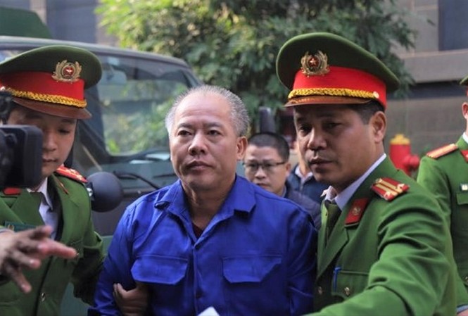 Tử hình kẻ đuổi cùng giết tận cả nhà em trai vì tranh chấp đất Nguyễn Văn Đông bị áp giải tới tòa