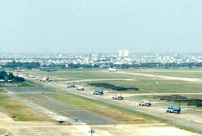 Đi lại Tết Nguyên đán: Đường sắt ê hề vé, hàng không chỉ còn bay đêm Tàu bay xếp hàng dài đợi tới lượt cất cánh tại sân bay Tân Sơn Nhất Ảnh: Ngọc Tuấn