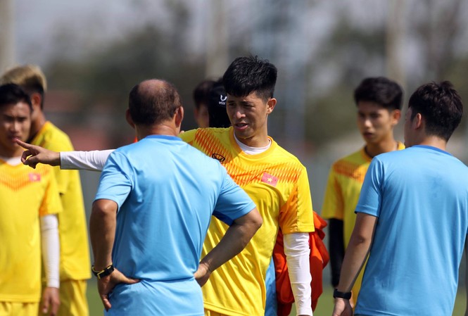 U23 Việt Nam sẽ tấn công trước Jordan? Đình Trọng trao đổi với thày Park trong buổi tập trước trận gặp Jordan ảnh: HỮU PHẠM