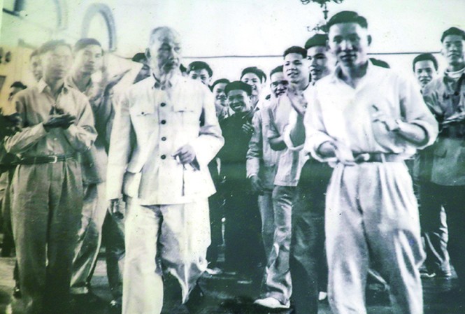 Đại tá Đoàn Sự: Tôi không thể quên chuyện Bác Hồ yêu cầu trả nhuận bút Đại tá Đoàn Sự (hàng đầu, thứ ba từ trái sang) và cán bộ ĐSQ Việt Nam ở Trung Quốc đón Bác Hồ đến thăm. Ảnh nhân vật cung cấp