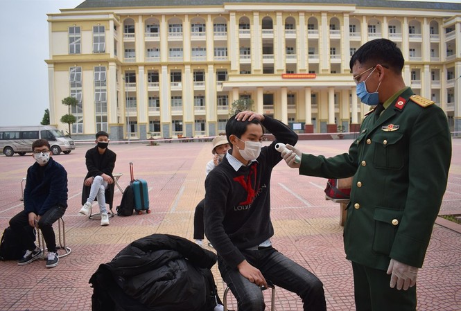 Bên trong điểm cách ly tập trung ở Hà Nội Đo thân nhiệt khi tiếp nhận công dân vào khu cách ly Ảnh: PV