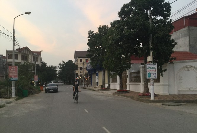 Thanh tra vạch sai phạm ở 'khu biệt thự triệu đô' Khu đô thị Phú Lộc IV, TP Lạng Sơn. Ảnh: Duy Chiến.