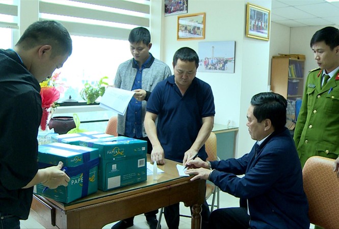Diễn biến vụ bắt trưởng phòng của Cục Thuế Thanh Hóa Khám xét tại nơi làm việc của ông Nguyễn Ngọc Đính (người bị còng tay)Ảnh: Công an Thanh Hóa