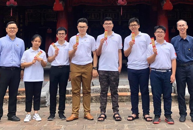 Kỳ thi đặc biệt và những tuyển thủ đặc biệt PGS. Lê Anh Vinh (bên trái), thầy Lê Bá Khánh Trình (bên phải) cùng 6 thành viên của đội tuyển IMO Việt Nam . Ảnh: PGS. Lê Anh Vinh cung cấp