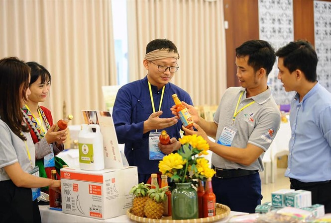 8 dự án khởi nghiệp miền Trung vào chung kết Các thí sinh trưng bày giới thiệu sản phẩm tại vòng bán kết khu vực miền Trung