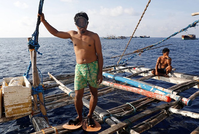 Ngư dân Philippines hoạt động ở bãi cạn Scarborough, ảnh chụp ở thời điểm tháng 4/2017 Ảnh: Reuters
