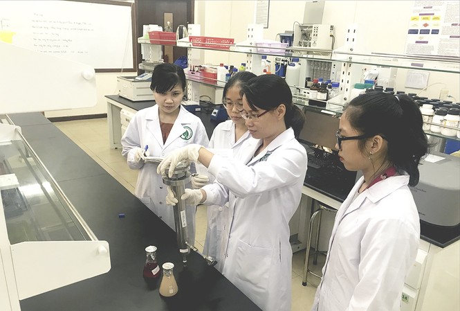 TS Lê Ngọc Liễu (thứ 2 từ phải qua) cùng sinh viên trong phòng thí nghiệm Ảnh: NVCC
