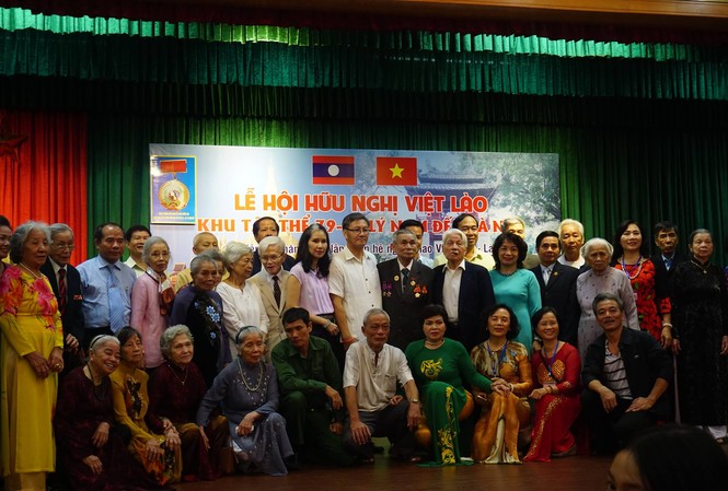 Đầm ấm Lễ hội hữu nghị Việt- Lào Đại sứ Lào Thongsavan Phomvihan và phu nhân( đứng giữa) chụp ảnh lưu niệm với các cán bộ lão thành của Ban Công tác Miền Tây sống tại khu tập thể 79-81 Lý Nam Đế ( Ảnh:L.A)