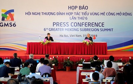Thượng đỉnh GMS: Thông qua 3 văn kiện, khung đầu tư 227 dự án Thủ tướng Nguyễn Xuân Phúc và Chủ tịch ADB Takehiko Nakao tại cuộc họp báo chung sau hội nghị. Ảnh: VGP