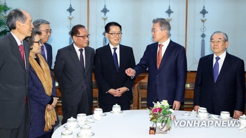 Tổng thống Hàn Quốc Moon Jae-in lo lắng về vấn đề phi hạt nhân Tổng thống Hàn Quốc Moon Jae-in tại cuộc họp bàn công tác chuẩn bị hội nghị thượng đỉnh ngày 12/4, hai tuần trước khi hội nghị chính thức diễn ra. Ảnh: Yonhap
