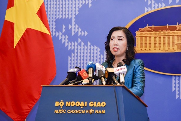 Việt Nam yêu cầu Trung Quốc gỡ bỏ trang thiết bị quân sự ở Hoàng Sa Người phát ngôn Bộ Ngoại giao Lê Thị Thu Hằng cho rằng, mọi hoạt động tiến hành tại hai quần đảo Hoàng Sa, Trường Sa mà không được phép của Việt Nam là hoàn toàn bất hợp pháp và vô giá trị.