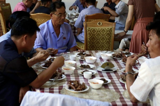 Quan niệm ăn thịt chó 'lạ kỳ' của người Triều Tiên Một nhà hàng chuyên thịt chó ở thủ đô Bình Nhưỡng, Triều Tiên.