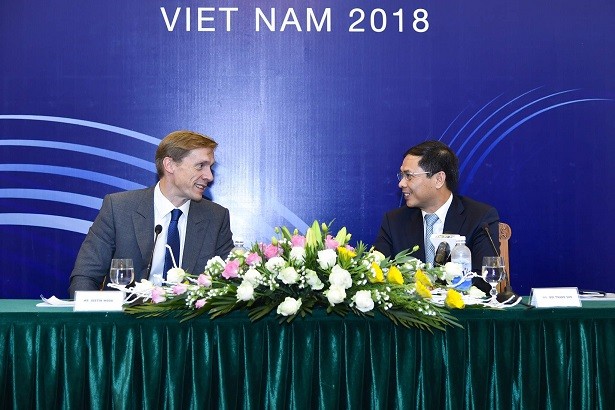 Giám đốc khu vực châu Á - TBD của WEF: Ấn tượng với kinh tế Việt Nam Ông Justin Wood, Giám đốc khu vực Châu Á - Thái Bình Dương của Diễn đàn Kinh tế thế giới ( trái) và ông Bùi Thanh Sơn, Thứ trưởng thường trực Bộ Ngoại giao, Trưởng Ban tổ chức WEF ASEAN 2018. Ảnh: Tuấn Anh