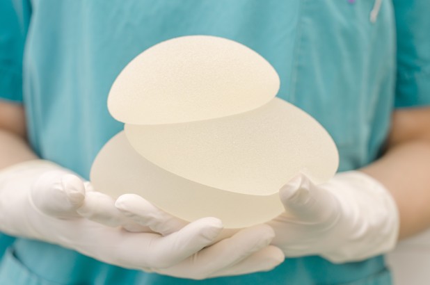 Nâng ngực bằng silicon có nguy cơ u ác tính cao hơn 4 lần Sang năm, Cục Quản lý Thực phẩm và Dược phẩm Mỹ sẽ tổ chức cuộc họp công khai về tác dụng của silicon trong phẫu thuật thẩm mỹ.