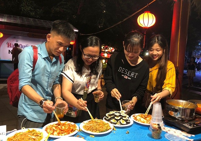 Trải nghiệm làm kim chi, bánh gạo cay Hàn Quốc tại Hội An Du khách thưởng thức các món ăn Hàn Quốc