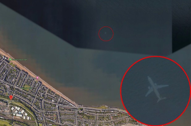 Google Earth phát hiện máy bay chìm dưới biển? Hình ảnh trên Google Earth cho thấy một chiếc máy bay đang ở dưới biển.