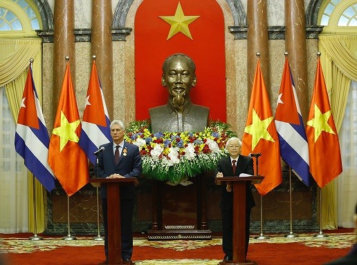 Làm sâu sắc hơn nữa quan hệ truyền thống đặc biệt Việt Nam - Cuba Tổng Bí thư, Chủ tịch nước Nguyễn Phú Trọng và Chủ tịch Hội đồng Nhà nước và Hội đồng Bộ trưởng Cuba Miguel Mario Diaz Canel Bermudes họp báo sau hội đàm. Ảnh: Như Ý