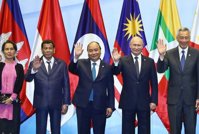 Nâng quan hệ ASEAN - Nga lên Đối tác chiến lược Thủ tướng Nguyễn Xuân Phúc cùng các Lãnh đạo ASEAN và Tổng thống Nga Vladimir Putin tại Hội nghị Cấp cao ASEAN- Nga lần thứ 3. Ảnh: Thống Nhất/ TTXVN