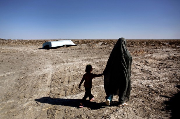 Afghanistan: Nhiều gia đình phải bán con để trả nợ Nhiều bà mẹ phải dứt ruột bán con để cứu đói.