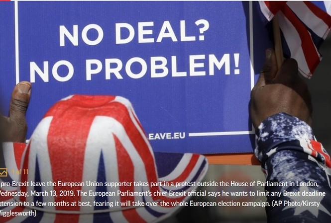 Liên minh châu Âu khuyên Quốc hội Anh phê chuẩn thỏa thuận Brexit Những người ủng hộ Brexit biểu tình ngoài đường phố ngày 13/3 với biểu ngữ: "Không thỏa thuận cũng không có vấn đề gì"