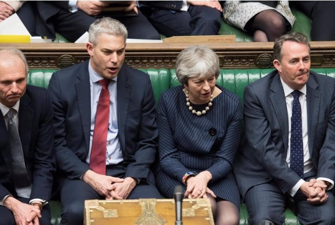 Các nghị sỹ Anh ủng hộ trì hoãn 'ly hôn' với Liên minh châu Âu Thủ tướng Anh Theresa May ngồi nghe tranh luận để bỏ phiếu tại Hạ viện ngày 14/3.