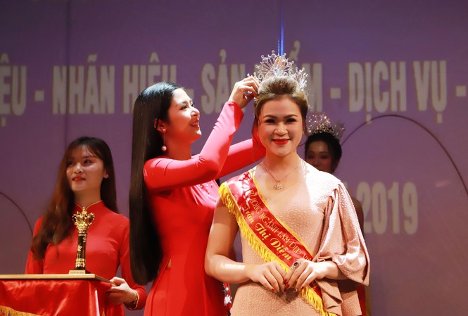 'Nữ hoàng ngành làm đẹp Việt Nam 2019' tiết lộ chưa từng dao kéo Hoa hậu Ngọc Hân trao tặng vương miện Nữ hoàng ngành làm đẹp Việt Nam 2019 cho Trần Thị Diễm Hương. Ảnh: Sương Thu