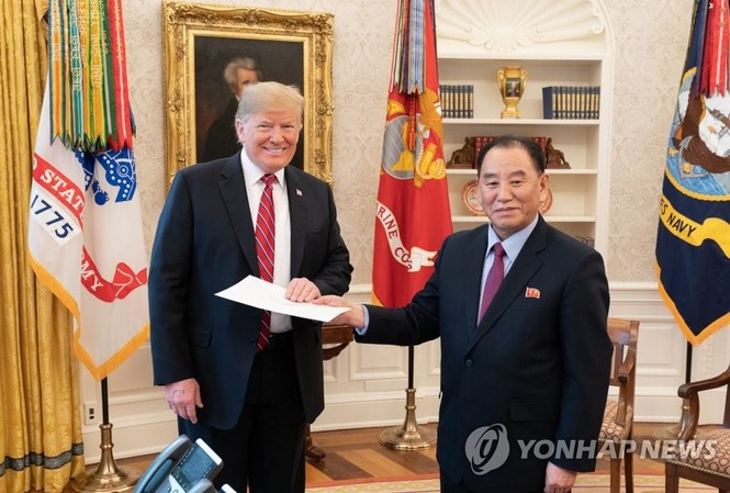 Triều Tiên thay quan chức hàng đầu về đàm phán với Mỹ? Ông Kim Yong Chol, đặc phái viên Triều Tiên đã trao bức thư của nhà lãnh đạo Kim Jong Un tới Tổng thống Mỹ Donald Trump hồi tháng 1 năm 2019 tại Washington. Ảnh: Nhà Trắng.