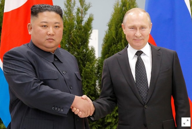 Cuộc gặp thượng đỉnh Nga- Triều và thông điệp gửi tới Mỹ Ông Kim và ông Putin bắt tay nhau trước khi bước vào phiên họp " mặt đối mặt". Ảnh: Reuter.