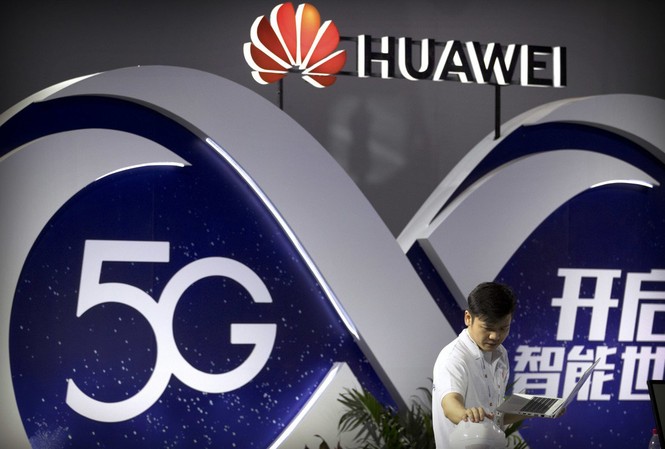 Trung Quốc công bố dự thảo an ninh mạng giữa lúc Huawei lâm nguy Tập đoàn công nghệ Huawei của Trung Quốc vừa bị Mỹ tung một cú đấm giáng trời bằng việc đưa vào danh sách đen hạn chế mua thiết bị của các công ty Mỹ.