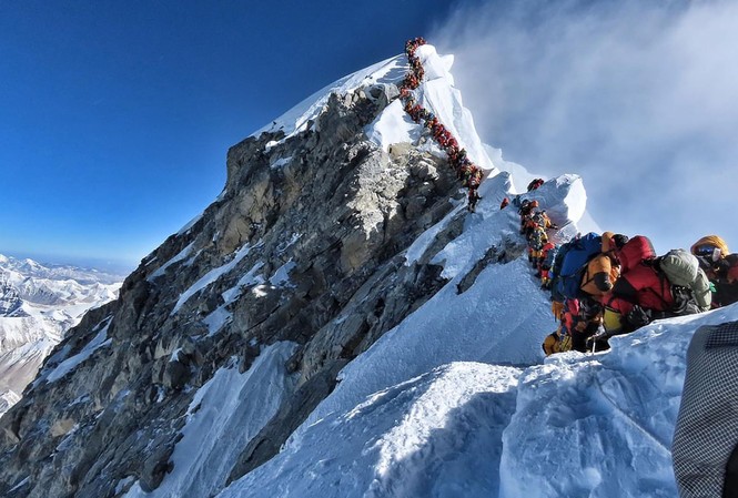 Kinh hoàng dòng người ùn ùn lên đỉnh Everest, một số người chết vì thiếu ô xy Đường lên đỉnh núi cao nhất thế giới Everest tắc nghẽn kinh hoàng.