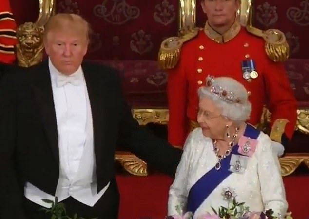 Tổng thống Mỹ Trump 'vi phạm nghi thức Hoàng gia Anh' tại quốc yến Ông Trump tỏ ra thân thiện khi vỗ vai nữ hoàng Anh, nhưng hành động này được cho là phá vỡ nghi thức ngoại giao, khiếm nhã.