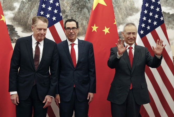 Mỹ - Trung nối lại đàm phán thương mại trước thềm cuộc gặp Trump-Tập Đại diện thương mại Mỹ Robert Lighthizer, Bộ trưởng Tài chính Steven Mnuchinn và Phó Thủ tướng Trung Quốc Lưu Hạc ( từ trái sang) đã nối lại đàm phán qua điện thoại ngày 24/6.