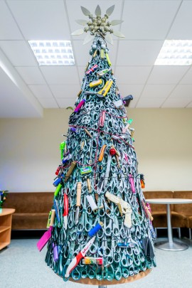 Cây thông Noel độc đáo được làm từ những vật dụng bị thu giữ tại sân bay Cây thông độc đáo tại sân bay Litva.