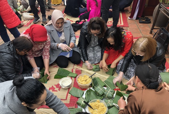 50 nhà ngoại giao quốc tế ở Việt Nam thi gói bánh chưng đón Tết Canh Tý 50 nhà ngoại giao quốc tế ở Việt Nam thi gói bánh chưng đón Tết Canh Tý