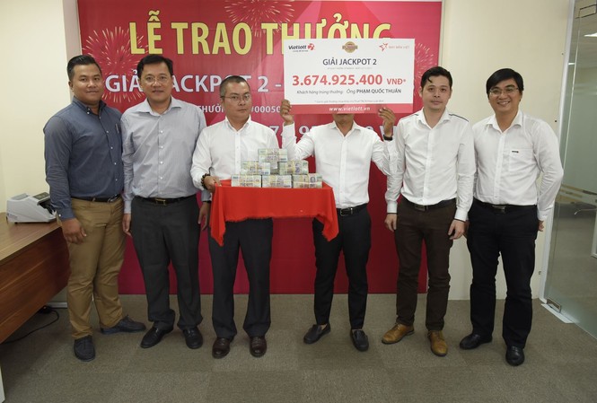 Trúng Vietlott giải đặc biệt, xách toàn bộ tiền mặt về nhà Ông Phạm Quốc Thuần là người đầu tiên nhận thưởng giải độc đắc bằng tiền mặt.