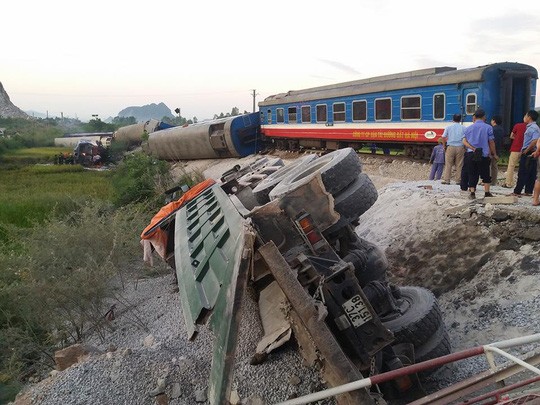 Phó Thủ tướng yêu cầu làm rõ nguyên nhân lật tàu ở Thanh Hóa Phó Thủ tướng yêu cầu cơ quan liên quan nhanh chóng khắc phụ hậu quả, điều tra làm rõ nguyên nhân, xử lý nghiêm người vi phạm để xảy ra vụ tai nạn làm lật tàu tại Tĩnh Gia, Thanh Hóa.