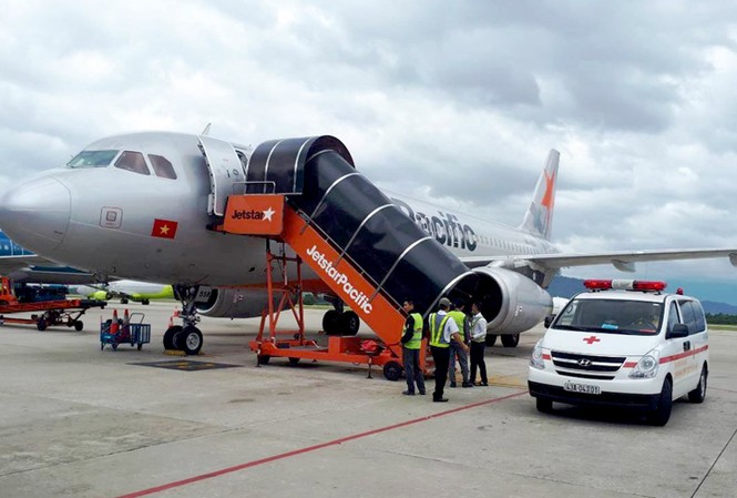 Máy bay chậm giờ vì va phải chim Máy bay của Jetstar bị chim va đã làm nhiều chuyến bay bị chậm chuyến.
