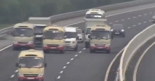 Đề nghị xử lý 3 xe khách dàn hàng trên cao tốc 3 xe khách ngông nghênh dàn hàng ngang trên cao tốc Hà Nội - Hải Phòng.