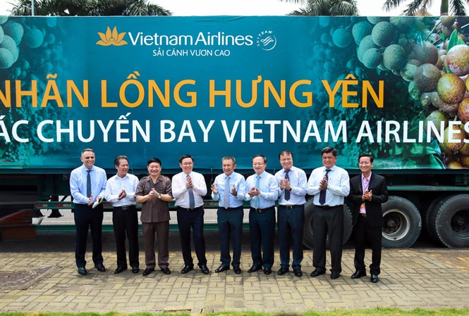 Vietnam Airlines đưa nhãn lồng lên khoang thương gia Thỏa thuận hợp tác giữa Vietnam Airlines và tỉnh Hưng Yên diễn ra dưới sự chứng kiến của Phó Thủ tướng Chính phủ Vương Đình Huệ và nhiều lãnh đạo Trung ương, địa phương.