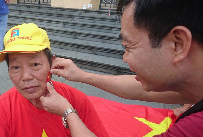 Cổ động viên Việt Nam nhuộm đỏ sân bay đi xem tứ kết ASIAD Bác Nguyễn Thiện Thuật (76 tuổi), ở Duy Tiên (Hà Nam) lên Hà Nội từ tối để kịp sáng nay lên đường sang Indonesia.
