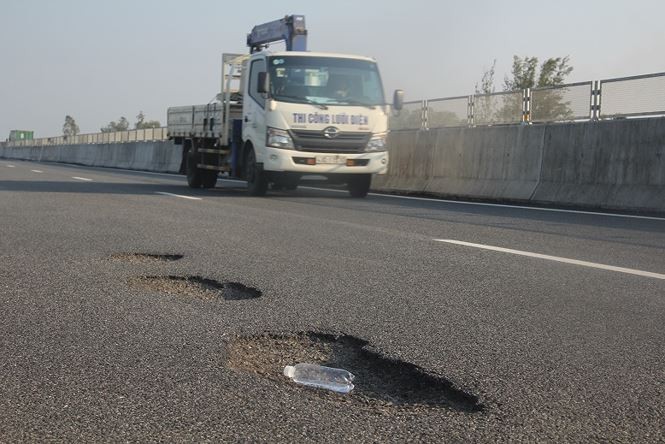 Chủ đầu tư cao tốc 34.000 tỷ lại bị phê bình vì 'sửa chắp vá' Việc sửa chữa mặt đường cao tốc Đà Nẵng - Quảng Ngãi chưa đảm bảo, nên lãnh đạo VEC tiếp tục bị phê bình.
