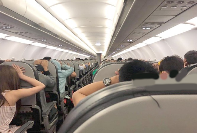 Máy bay Vietjet từ TPHCM đi Hà Nội quay đầu vì cảnh báo sự cố giả Hình ảnh hành khách chụp lại trên chuyến bay và đưa lên mạng xã hội.