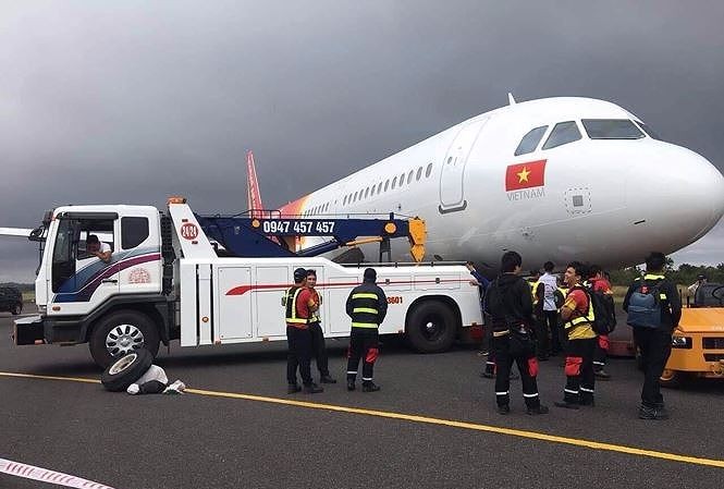 Phó Thủ tướng chỉ đạo xử lý vụ máy bay Vietjet gặp sự cố Lực lượng chức năng tiến hành kéo chiếc máy bay của Vietjet gặp sự cố khỏi đường băng. Ảnh: Hoàng Thiên Nga.