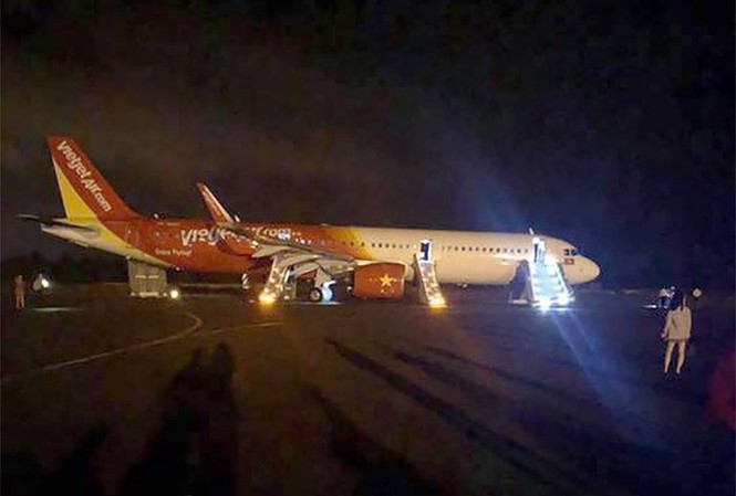 Bộ Giao thông báo cáo Thủ tướng về sự cố máy bay Vietjet Máy bay phải mở cửa thoát hiểm để hành khách thoát an toàn khỏi tàu bay khi hạ cánh xuống sân bay Buôn Ma Thuột.
