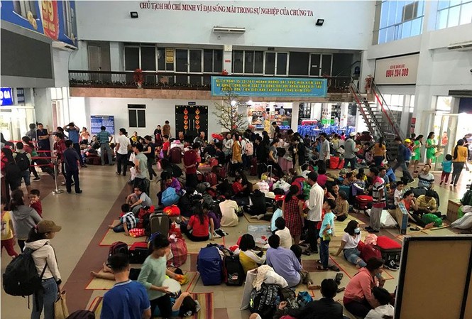 Đường sắt Bắc – Nam thông tuyến trở lại sau sự cố tàu SE1 trật bánh Hàng nghìn hành khách bị ảnh hưởng do đường sắt Bắc - Nam tê liệt vì tai nạn.