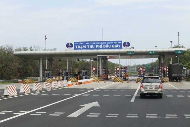 Bất nhất khi phát ngôn vụ cấm xe vĩnh viễn lên cao tốc Trạm thu phí trên tuyến cao tốc TPHCM - Dầu Giây.