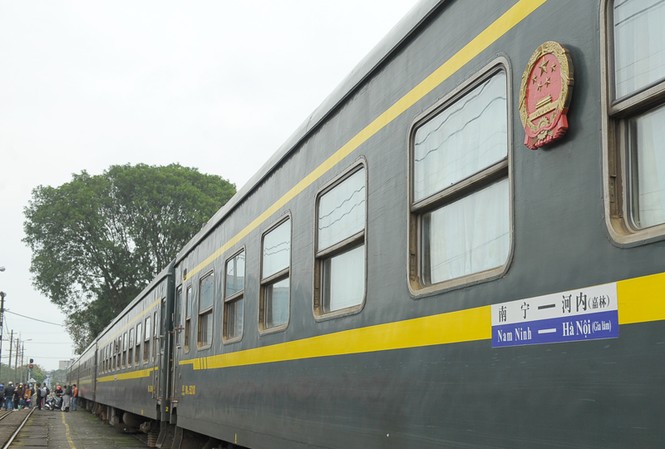 Nghiên cứu xây tuyến đường sắt Trung Quốc - Hải Phòng tốc độ 160km/h Tàu liên vận Việt - Trung hoạt động trên khổ ray 1.435mm đỗ tại ga Gia Lâm (Hà Nội).